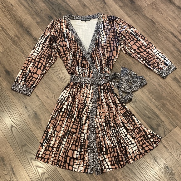 Geometric Print Long Sleeve Wrap Dress - Picture 5 of 14